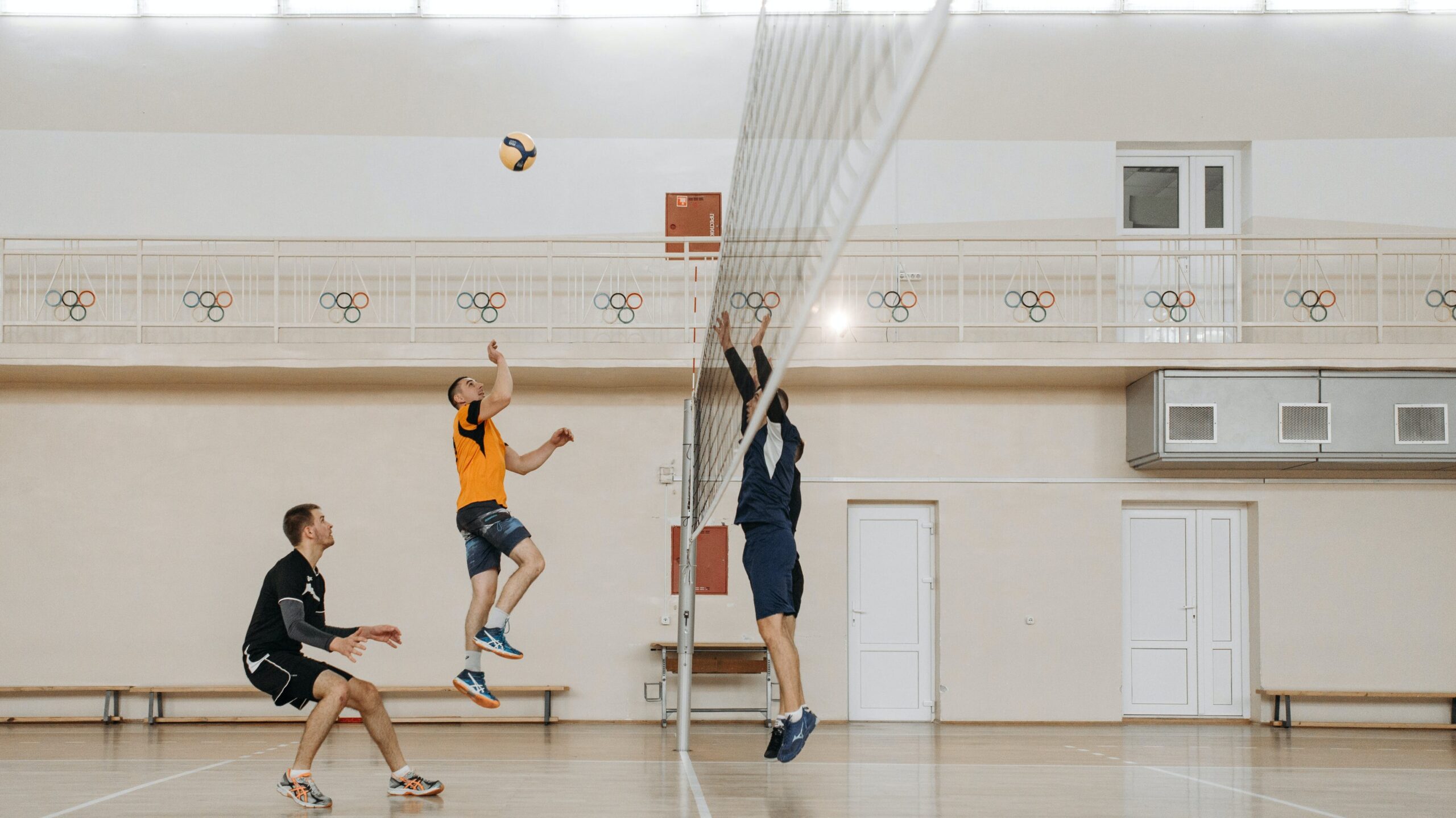 Regole della pallavolo con giocatori che giocano a pallavolo